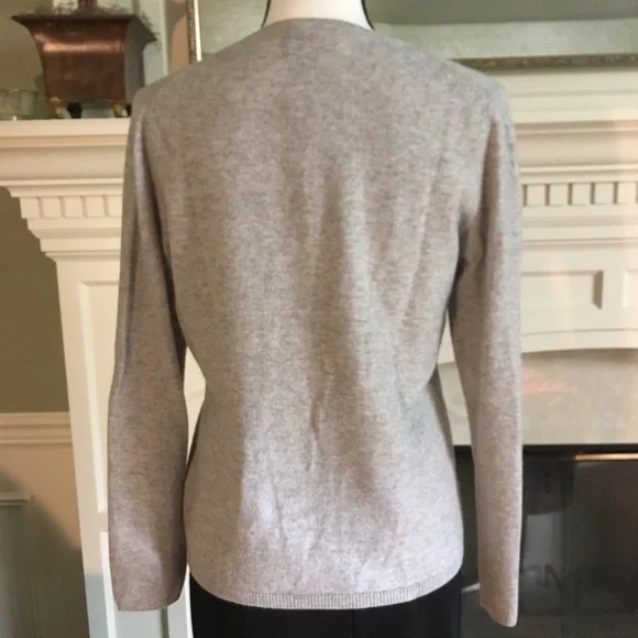 2/$25 Cashmere V-Neck sweater. Size M - Picture 10 of 13